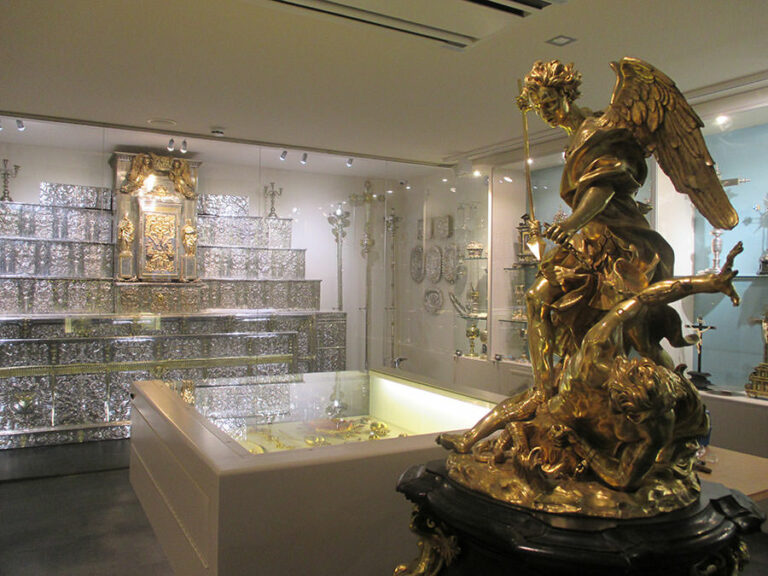 Museo-carmelitano.-Orfebrería.