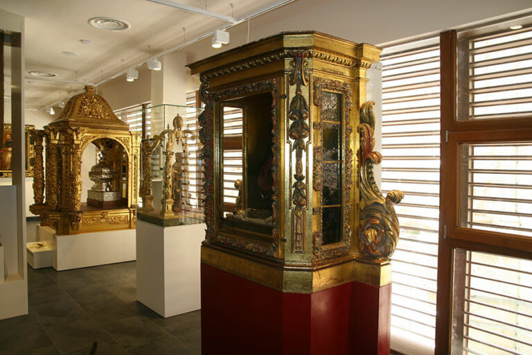 Museo-carmelitano.-Sala-de-estandartes.-1.
